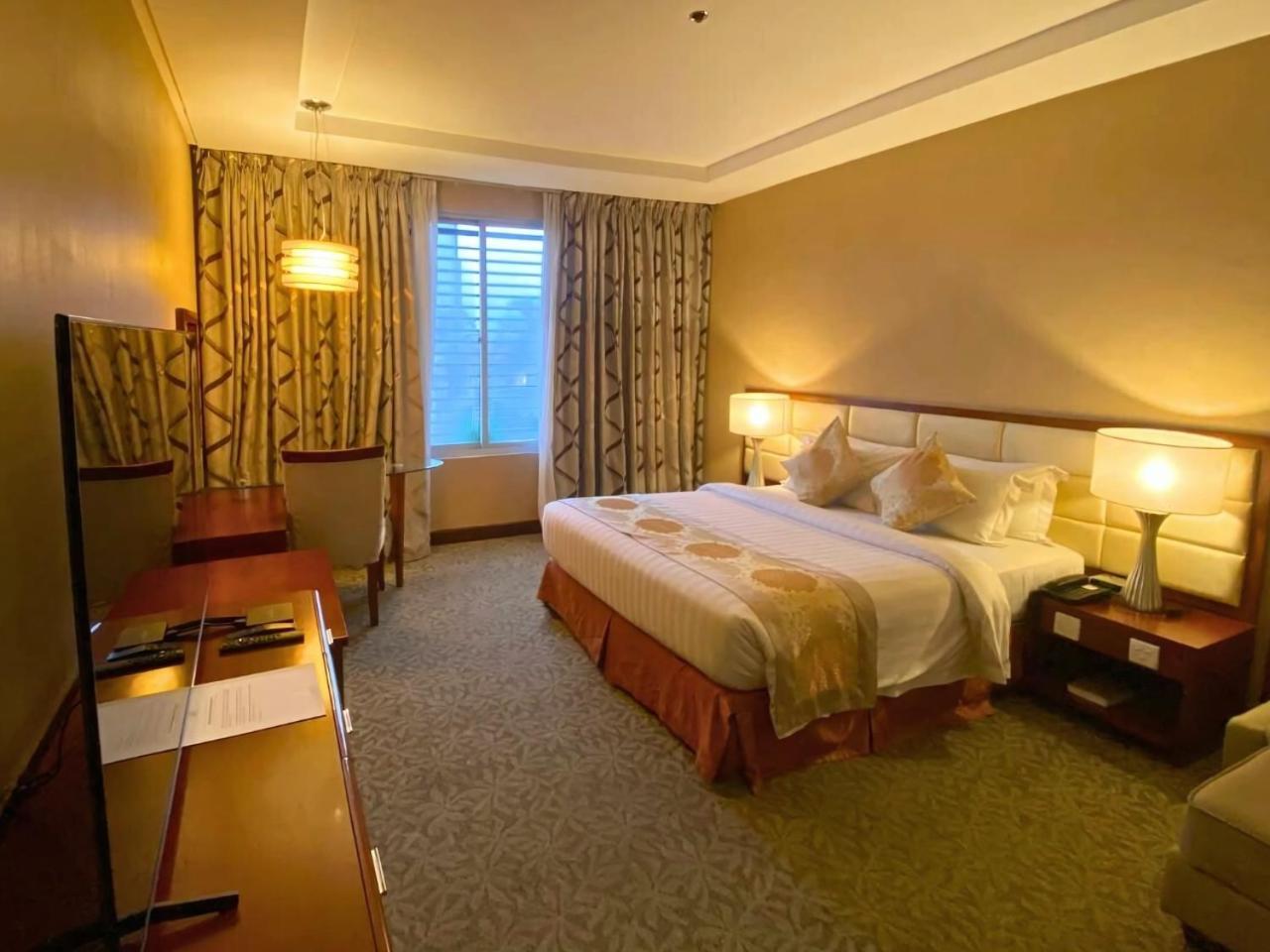 The Avenue Plaza Hotel Нага Екстер'єр фото