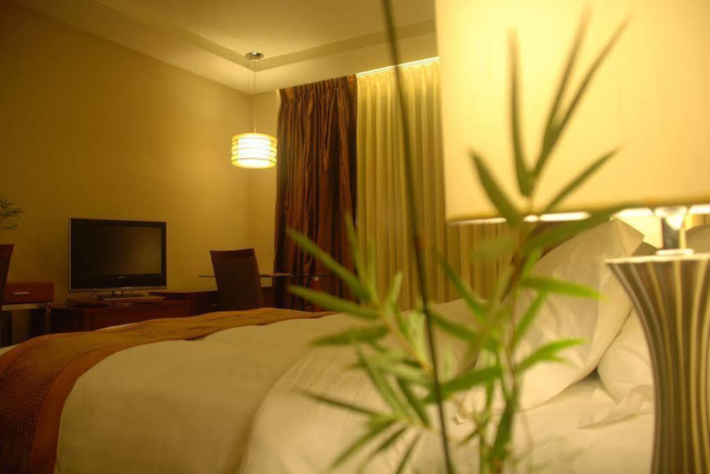 The Avenue Plaza Hotel Нага Екстер'єр фото